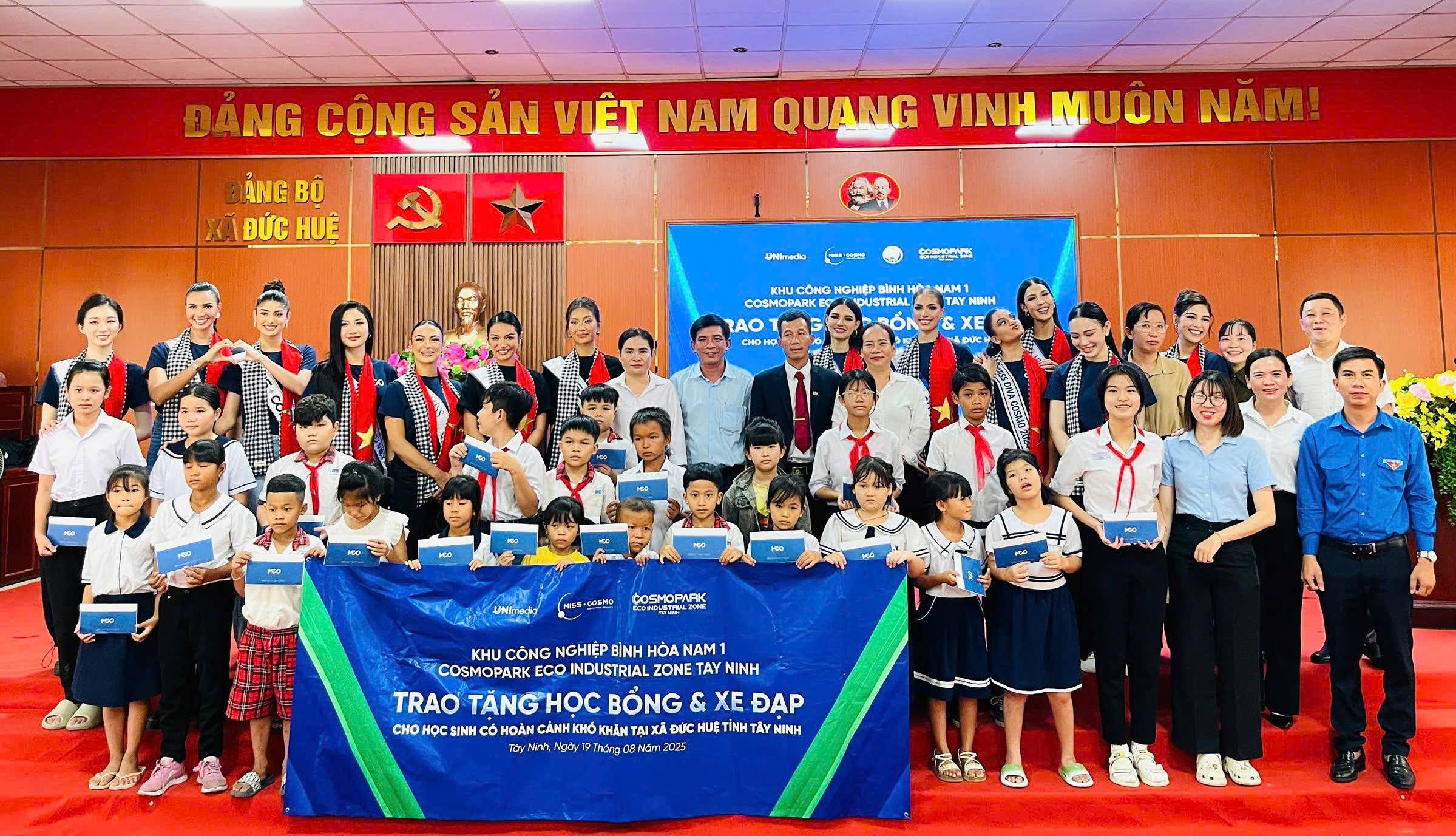 UBND xã Đức Huệ phối hợp Công ty TNHH Hoàn Cầu - Dự án CosmoPark - Khu Công nghiệp Bình Hòa Nam 1 trao xe đạp và học bổng cho học sinh có hoàn cảnh khó khăn.